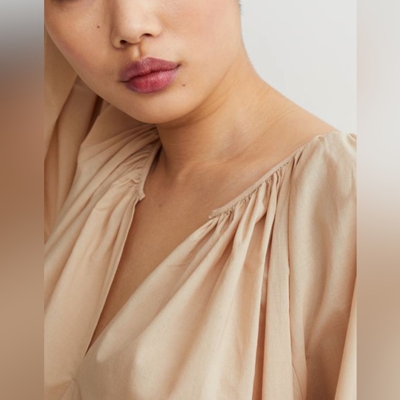 Cotton A-line Dress. V-neck. Balloon Sleeve. Raglan Sleeve. Color: Beige. H&M. - Picture 5 of 10